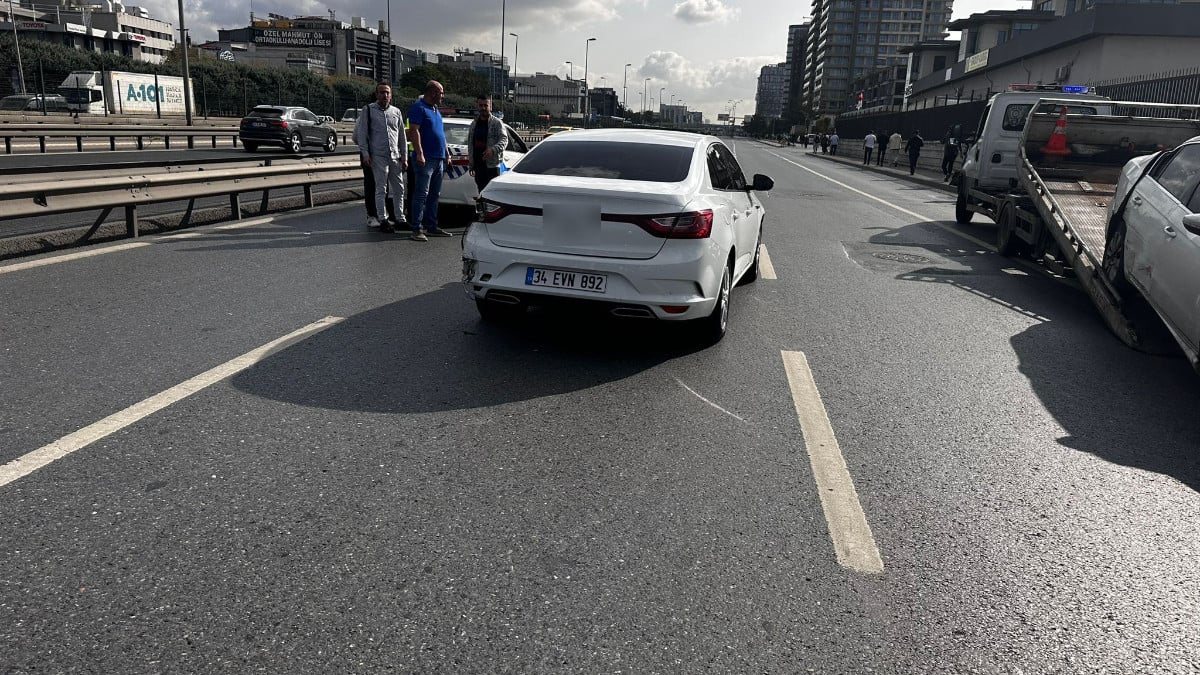 İstanbul’da iki araç birbirine girdi: Trafik kilitlendi