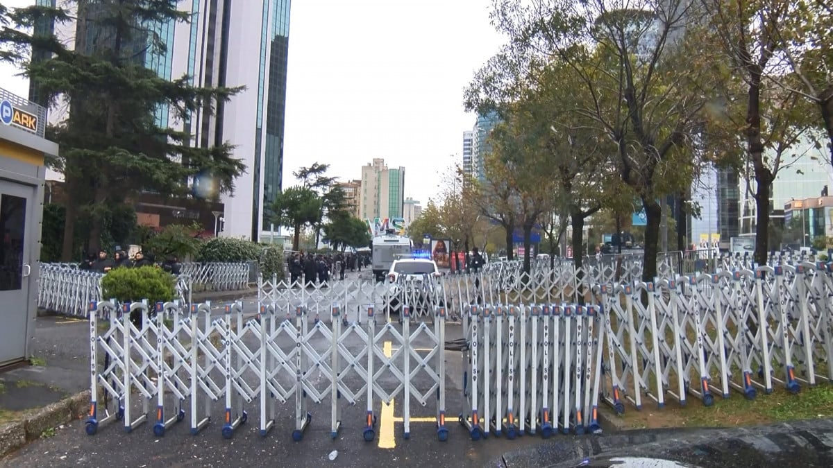 İstanbul’da İsrail Başkonsolosluğu önüne güvenlik bariyeri çekildi