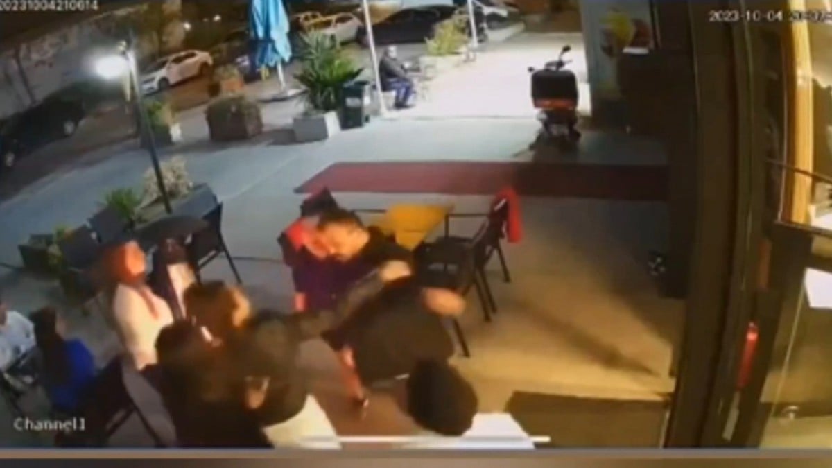 İstanbul’da kafede kendisini uyaranlara tekme tokat saldırdı