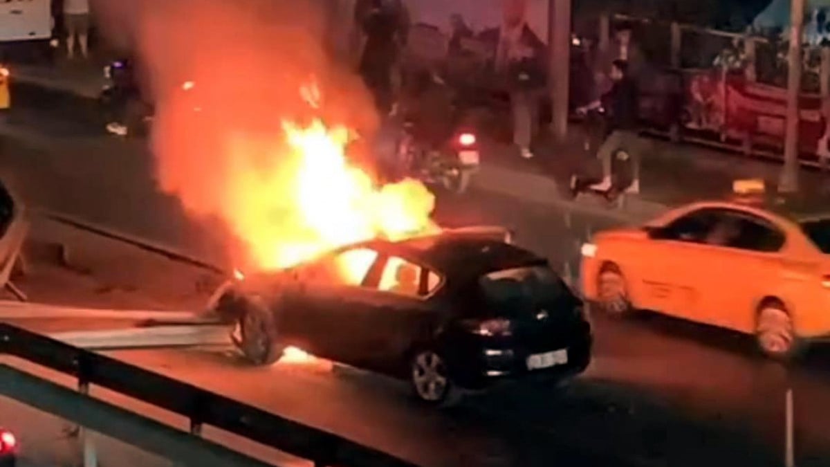 İstanbul’da kaza sonrası alev alan otomobili bırakıp kaçtılar