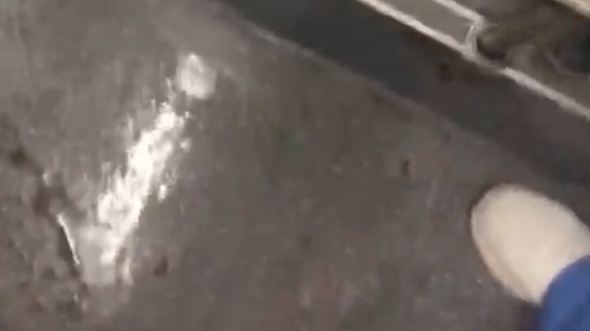 İstanbul’da metrobüs çilesi! Yeni aracın tavanından yağmur suyu aktı