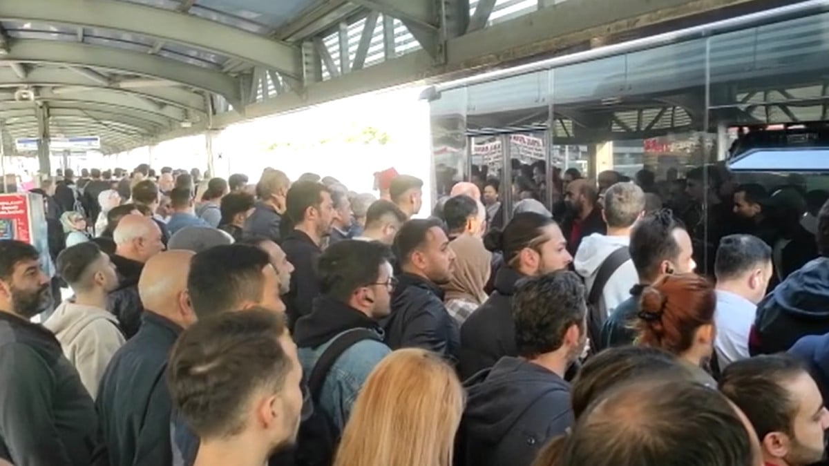 İstanbul’da metrobüs yoğunluğu! Duraklarda izdiham yaşandı