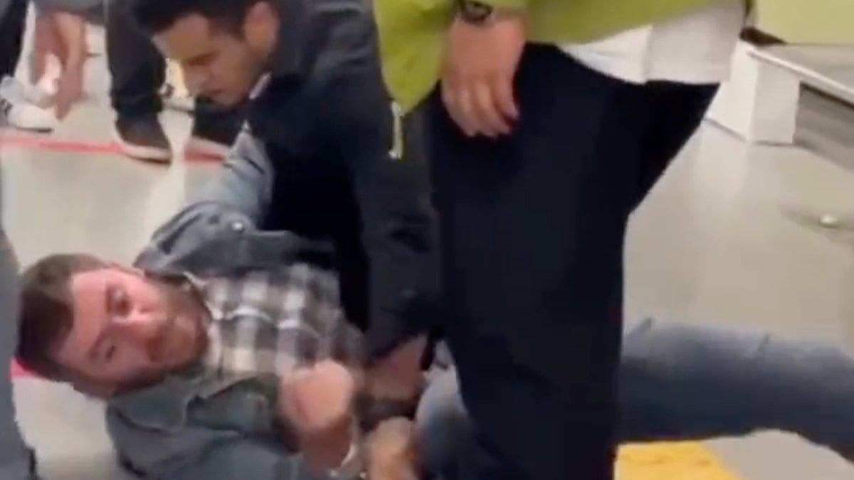 İstanbul’da metroya asılan Türk bayraklarını söken şüpheli tutuklandı