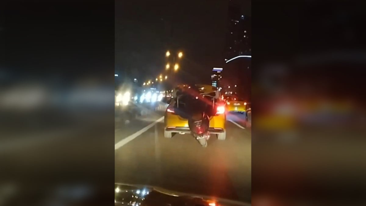 İstanbul’da motosikletin taksinin bagajında taşınması kameraya yansıdı