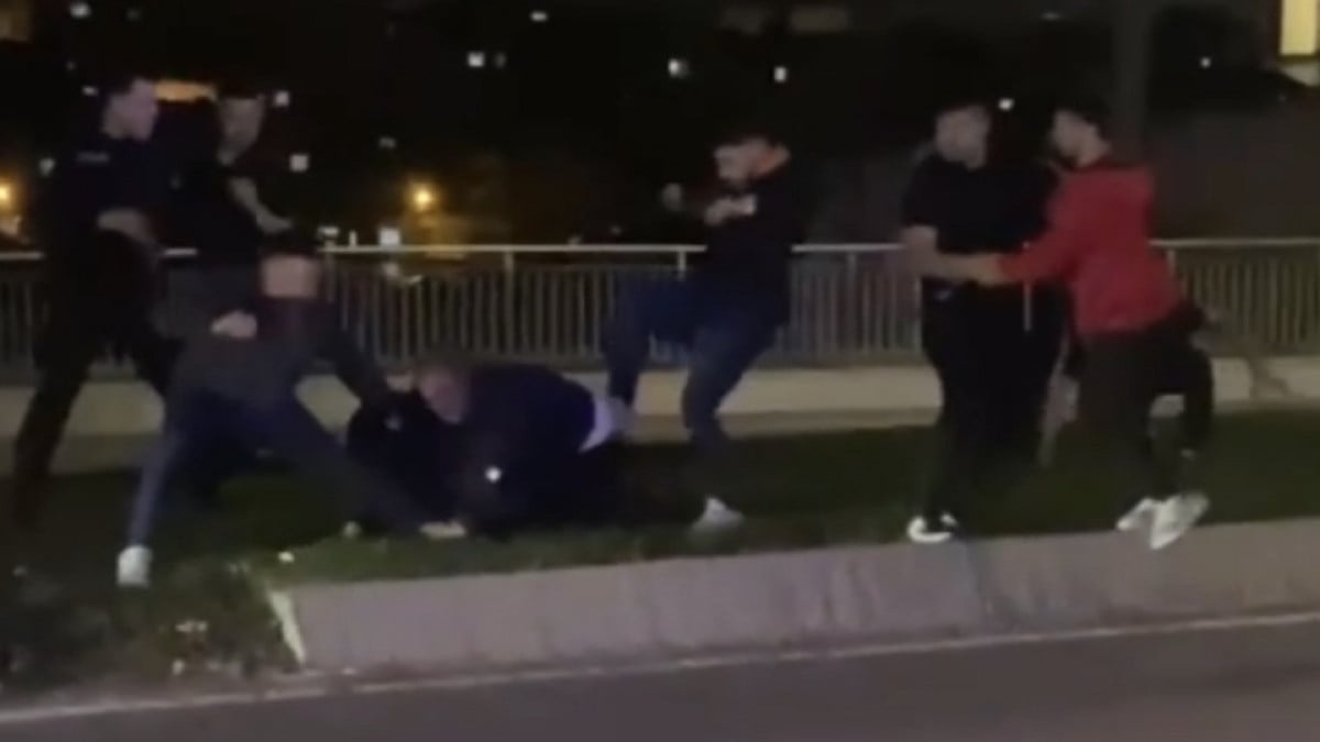 İstanbul’da otomobilin çarptığı kadın yerde yatarken yakınlarının kavga ettiği anlar kamerada