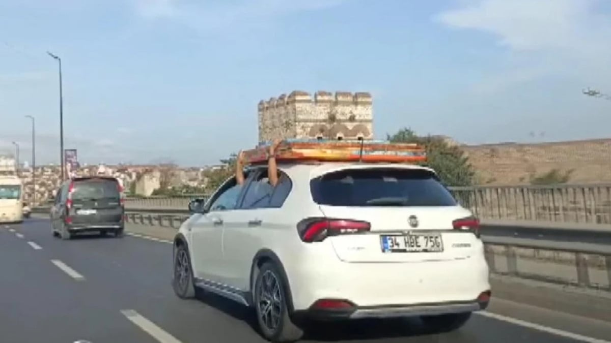 İstanbul’da seyir halindeki otomobil tavanında tehlikeli taşımacılık