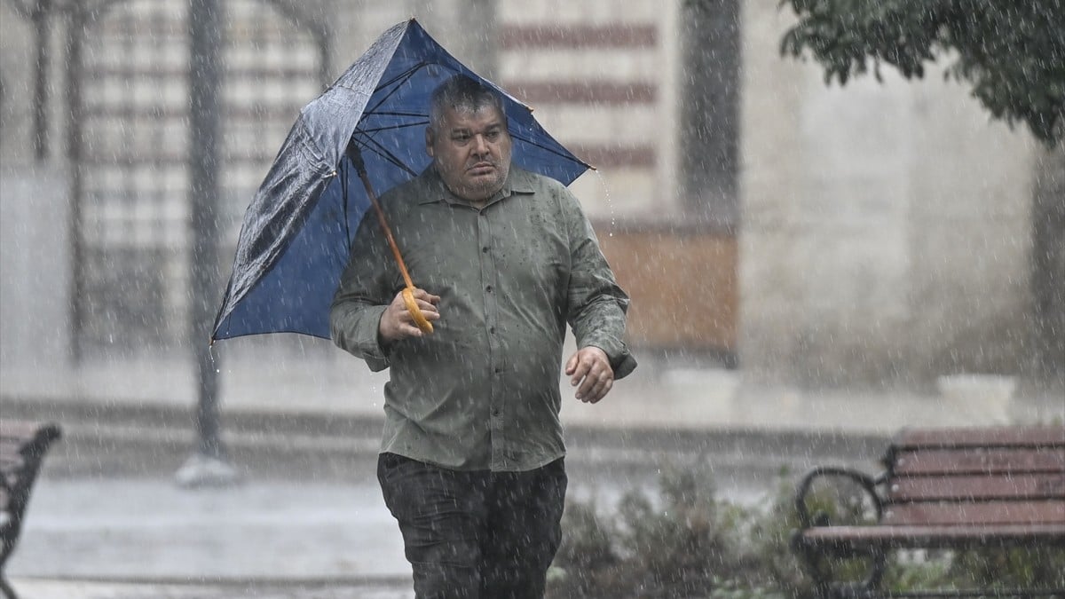 İstanbul’da şiddetli yağış sürüyor! 5 aylık yağış 2-3 saatte düştü