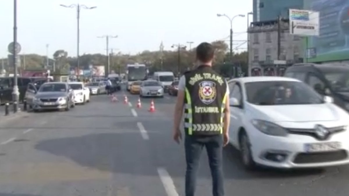 İstanbul’da taksi bulamayan vatandaşa polis yardım etti