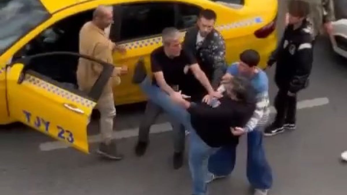 İstanbul’da taksicilerin trafikteki kavgaları kamerada