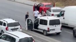 İstanbul’da trafiğe aldırış etmeyen iki sürücü birbirine girdi