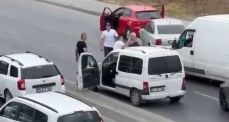 İstanbul’da trafiğe aldırış etmeyen iki sürücü birbirine girdi