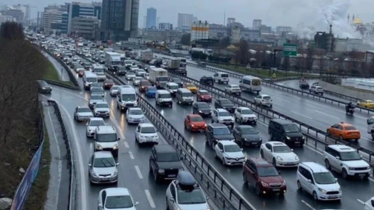 İstanbul’da trafik yoğunluğu! Vatandaşlar zor anlar yaşadı