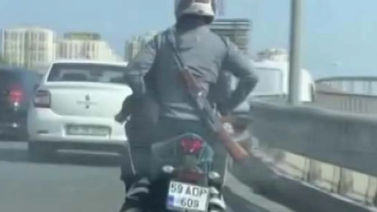 İstanbul’da trafikte görülen uzun namlulu zannedilen silah oyuncak çıktı