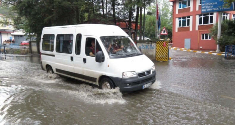 İstanbul’da yağış devam ederken İSKİ Üsküdar’ı göle çevirdi