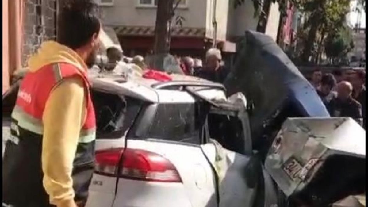 İstanbul’da yokuş aşağı inen kamyonet önüne gelen her şeye çarptı: 2 yaralı