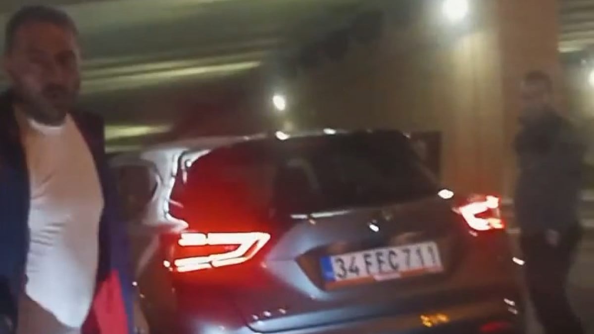 İstanbul’da yol verme kavgası! Önünü kestiği taksiye saldırdı