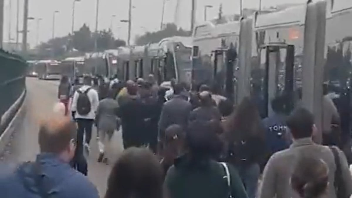 İstanbullular için sıradan bir gün! Metrobüs Altunizade durağında arızalandı