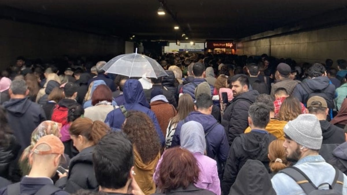 İstanbulluların ulaşım çilesi! Metrobüs kaza yaptı: Duraklar doldu taştı…