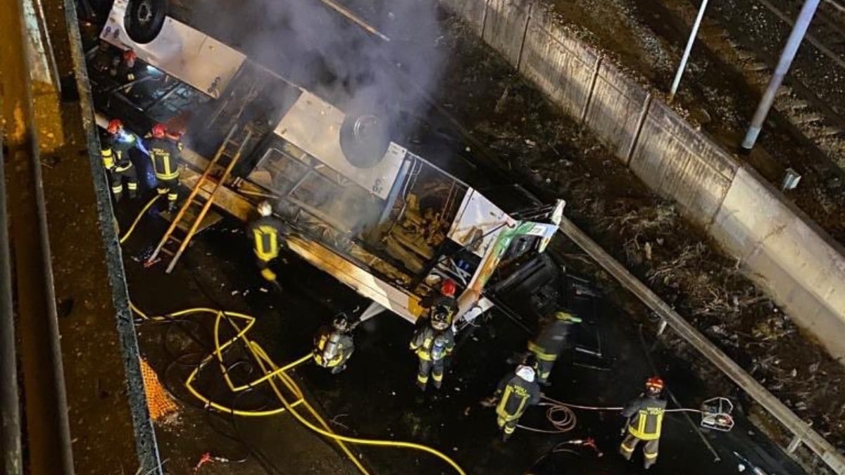 İtalya’da otobüs kazasında 20 kişi öldü