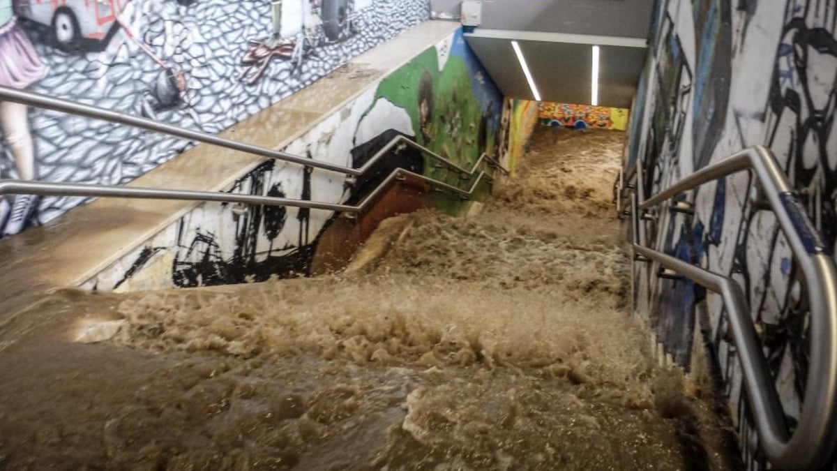 İtalya’da sağanak yağış Milano kentini sular altında bıraktı
