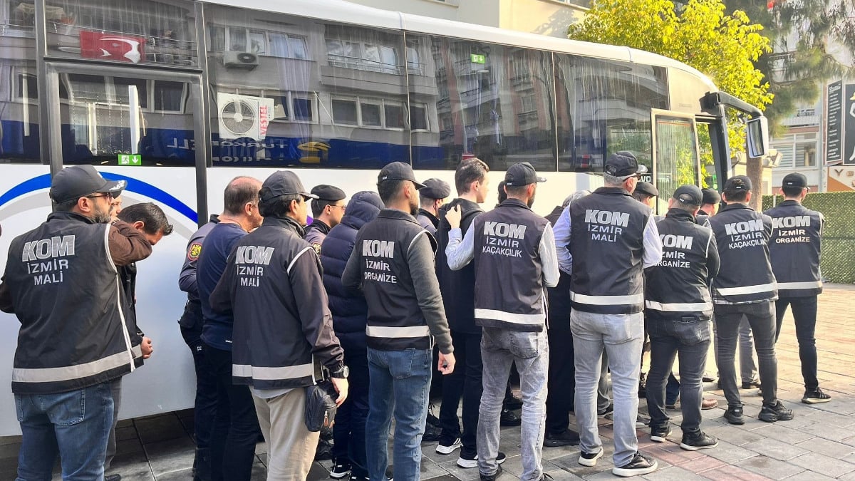 İzmir’de FETÖ’ye kıskaç operasyonunda 28 tutuklama