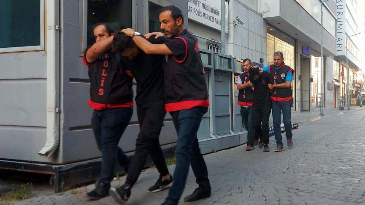 İzmir’de içki masasında Kur’an-ı Kerim’i yakan sanığa 10 ay hapis cezası
