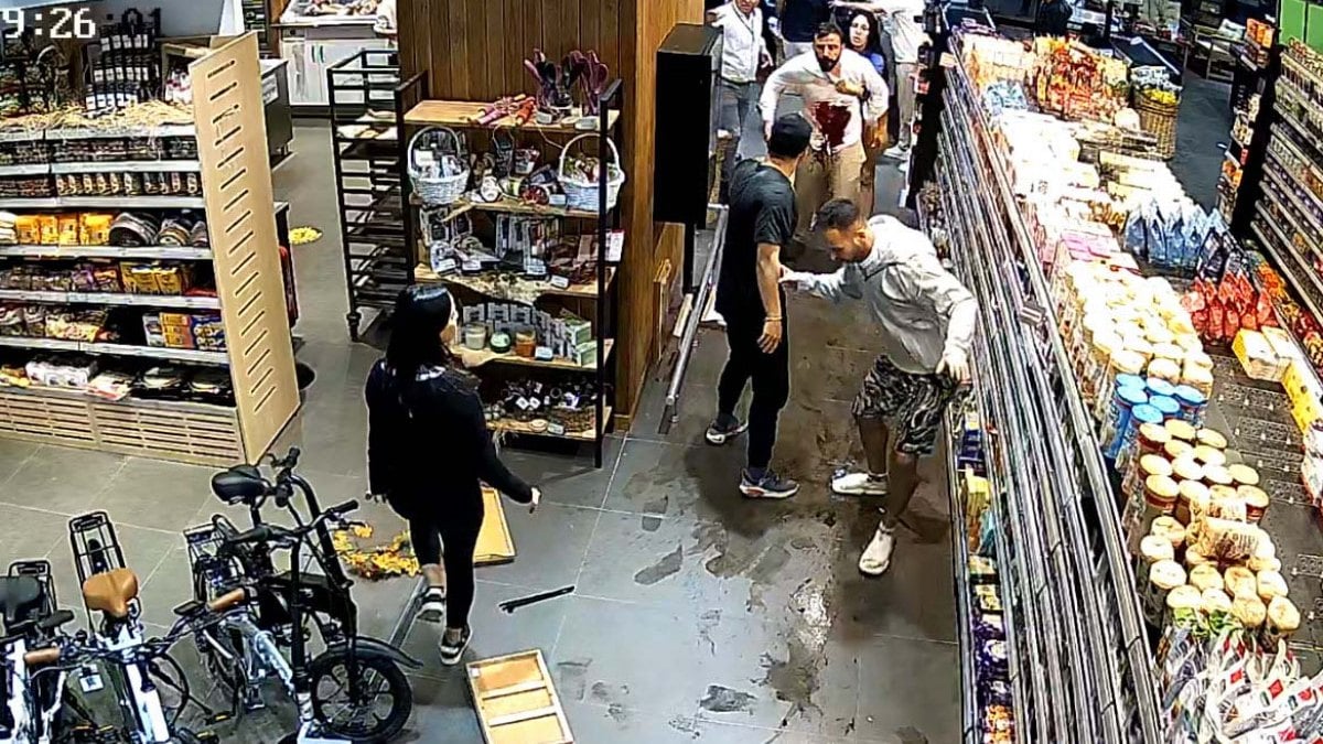 İzmir’de markette omuz atma kavgası: 1 kişi öldü, 3 kardeş tutuklandı