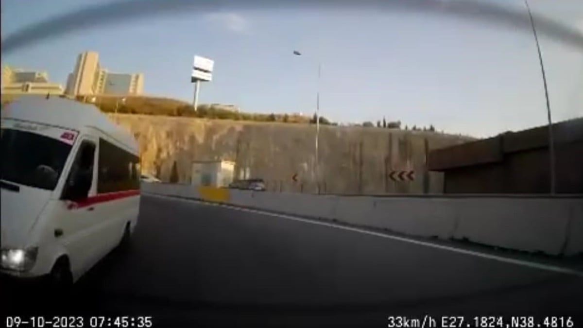 İzmir’deki servis aracı, ilerlerken otomobilin üzerine devrildi