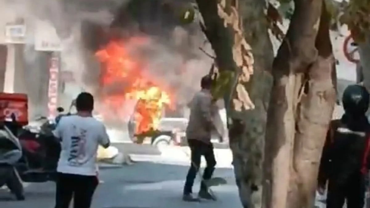 Kadıköy’de park halindeki otomobil küle döndü