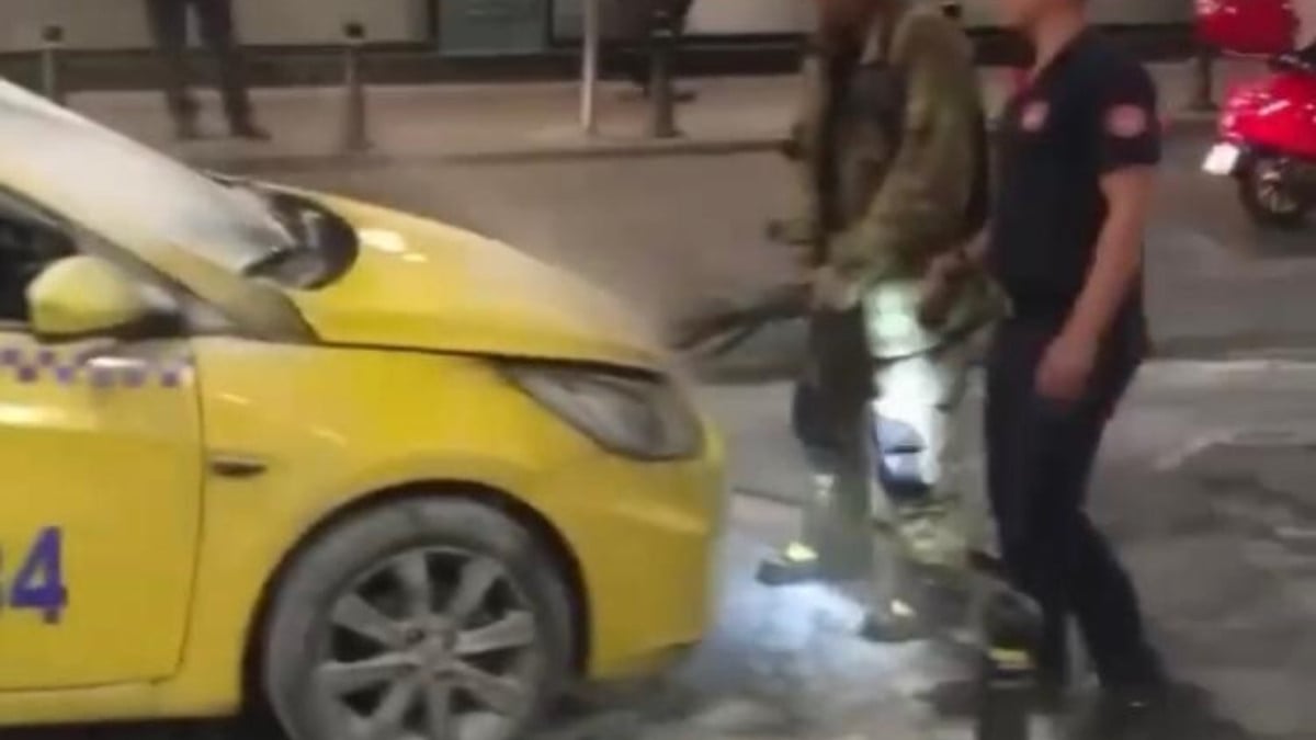Kağıthane’de ilerleyen taksi alev aldı