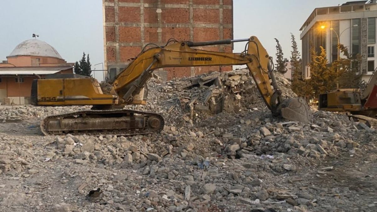 Kahramanmaraş’ta yıkım çalışması esnasında işçi ekskavatörün altında kaldı