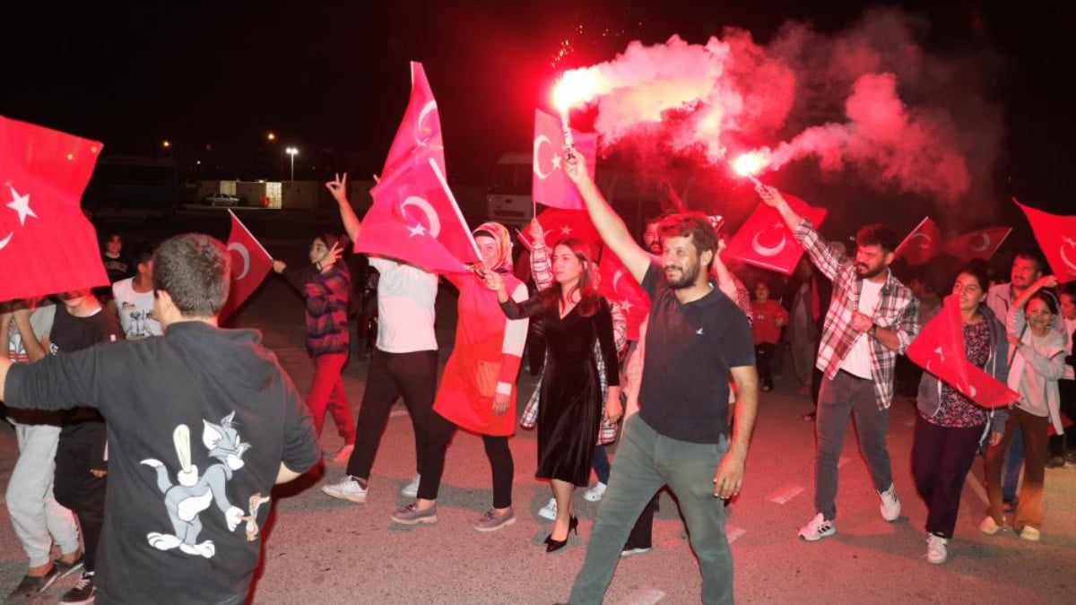 Kahramanmaraş’taki konteyner kentte Cumhuriyet korteji