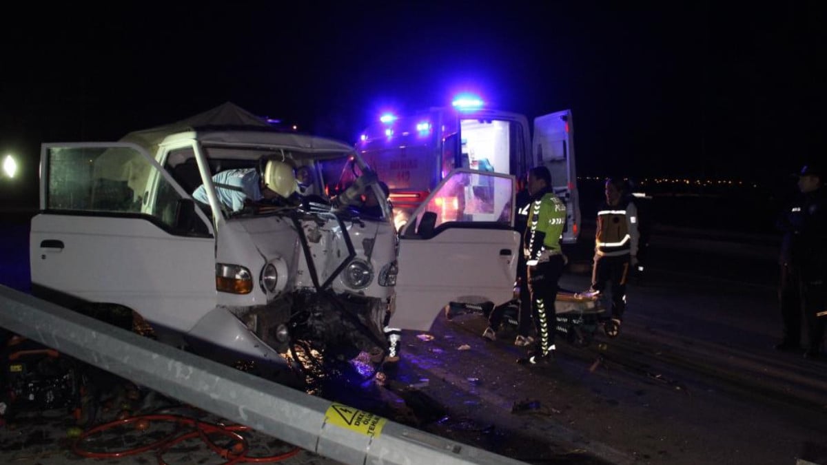 Karaman’da direğe çarpan kamyonette sıkışan sürücü için ekipler seferber oldu