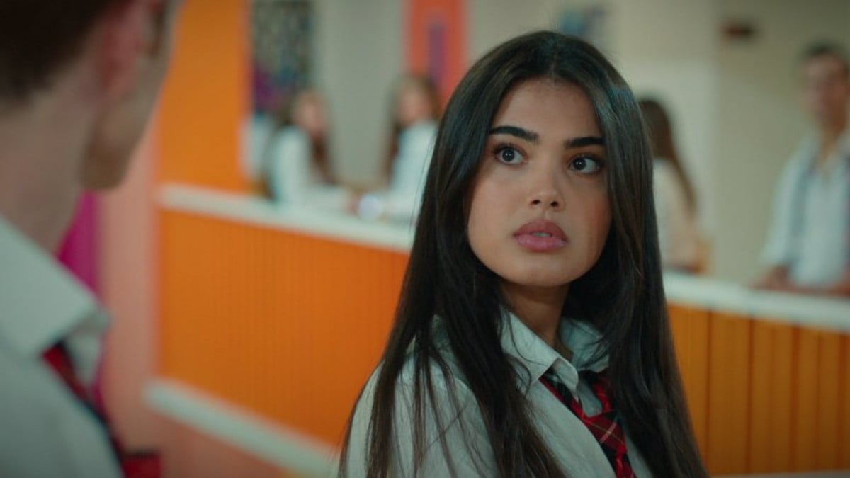 Kardeşlerim’in esmer Süsen’i göğüs dekoltesiyle siyah beyaz…”Cömert pozlar”