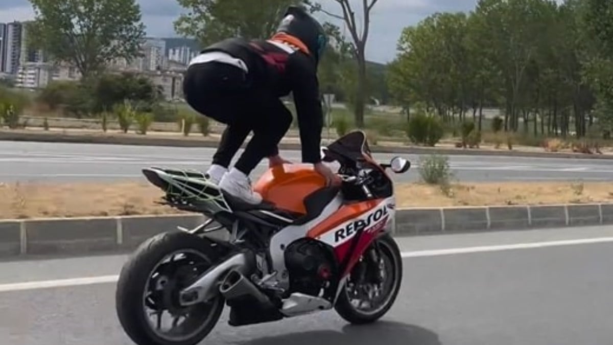 Kastamonu’da motosiklet seyir halindeyken tehlikeli hareketler! Elini bırakıp üstüne çıktı….