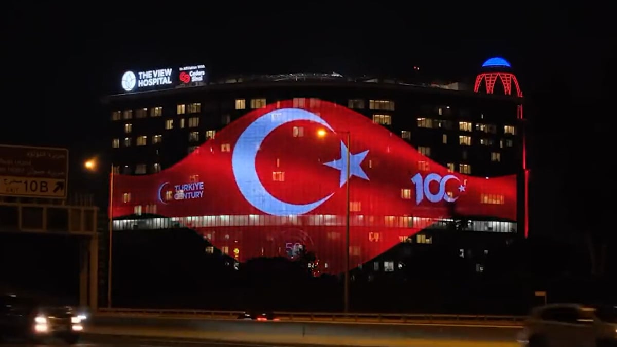 Katar’da binalar Türk bayrağı renkleriyle aydınlatıldı