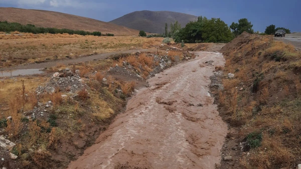 Kayseri’de sağanak sele neden oldu