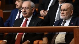 Kemal Kılıçdaroğlu Meclis’te uzun süre anayasa kitapçığı okudu