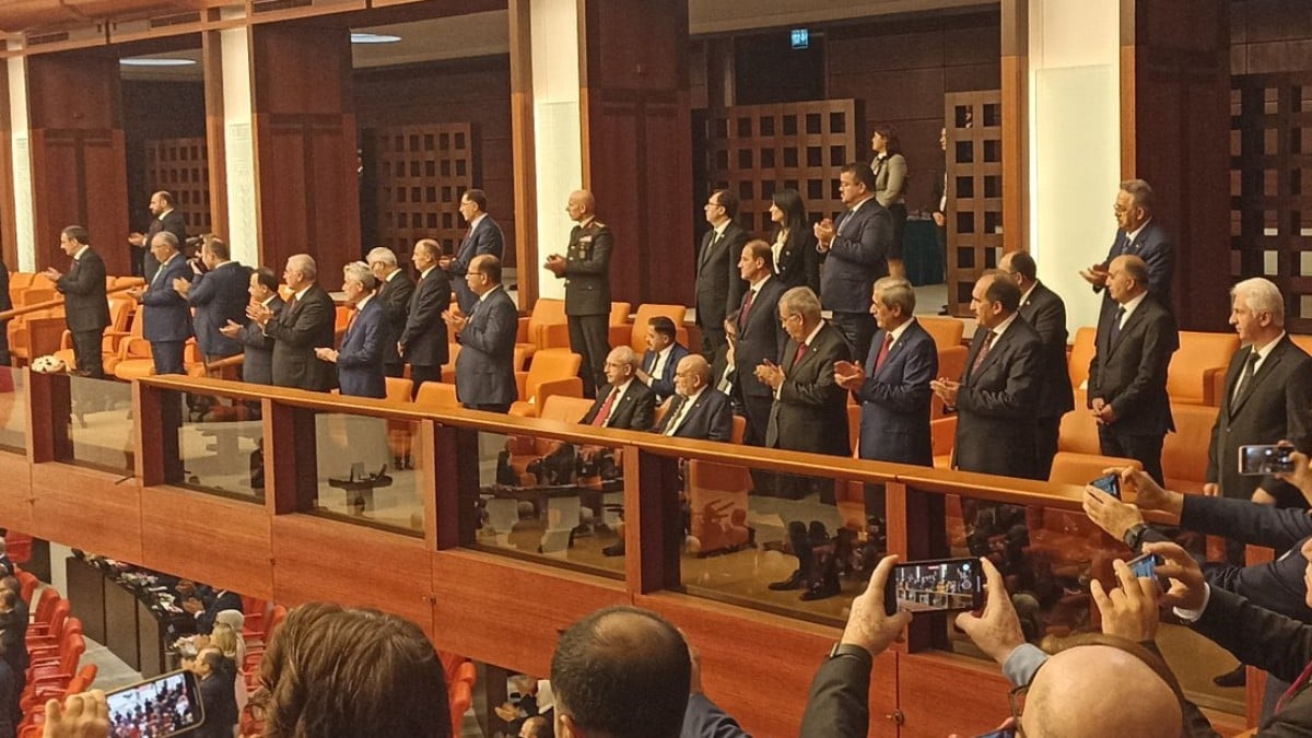 Kemal Kılıçdaroğlu ve Temel Karamollaoğlu, Cumhurbaşkanı Erdoğan Meclis’e girdiğinde oturmaya devam etti