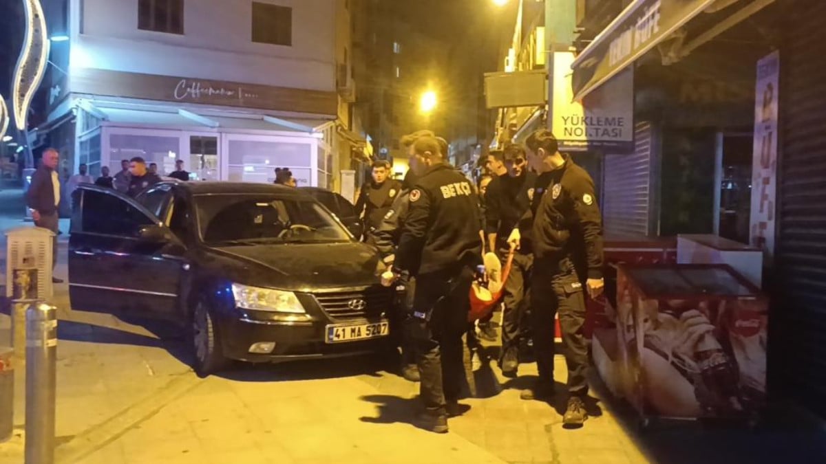 Kocaeli’de bıçaklanan 3 kişi yaralı halde otomobile binip kaçtı