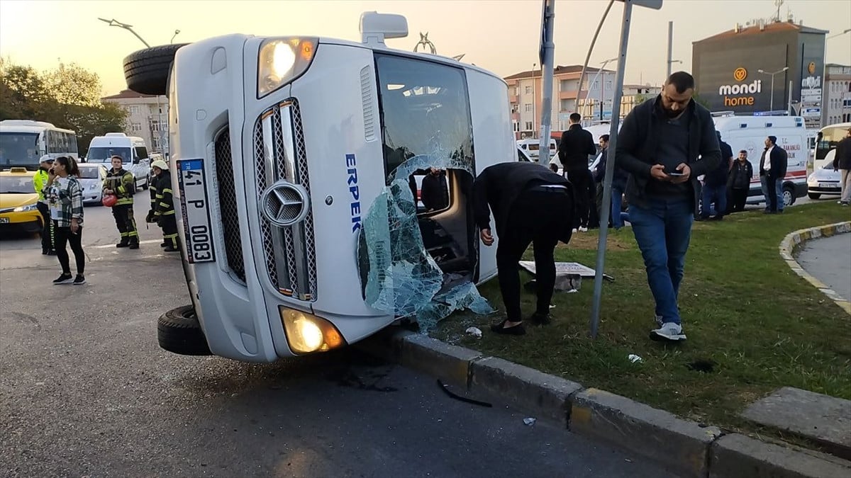 Kocaeli’de kaza! İşçi servisi ile halk otobüsü çarpıştı: 11 yaralı