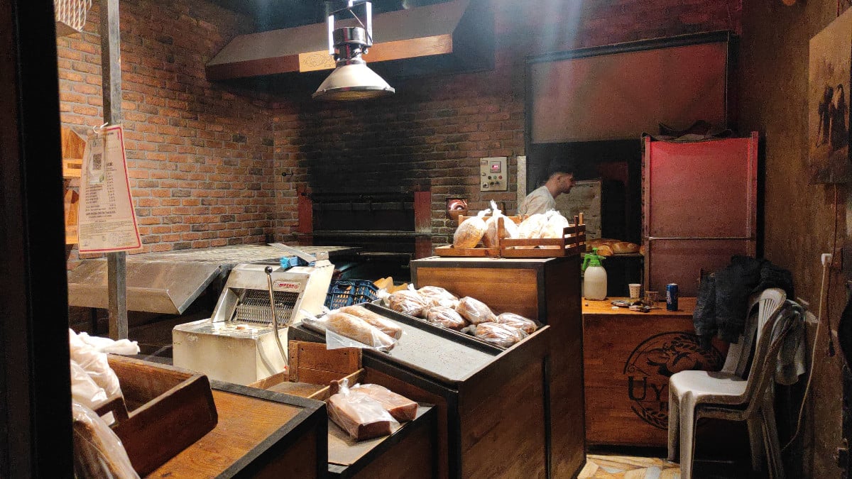 Kocaeli’de soğutma çalışması yapan ekipleri umursamayıp ekmek pişirdiler