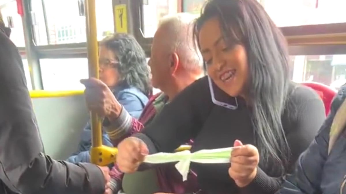 Kolombiya’da otobüse binen kadın yolcuların arasında bacağına ağda yaptı