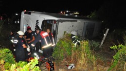 Manisa’da otobüs üzüm bağına yuvarlandı: 15 yaralı