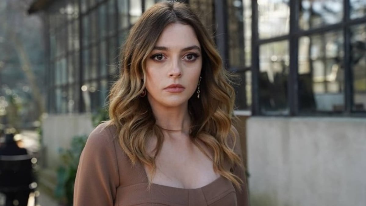 Melis Sezen bornozlu paylaşımıyla yıktı geçti! “Sette de böyle gezmezsin”