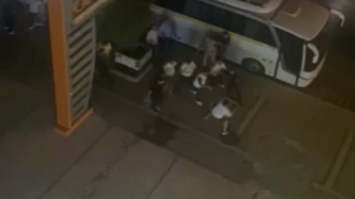 Mersin’de 2 kişinin yaralandığı silahlı kavga kamerada