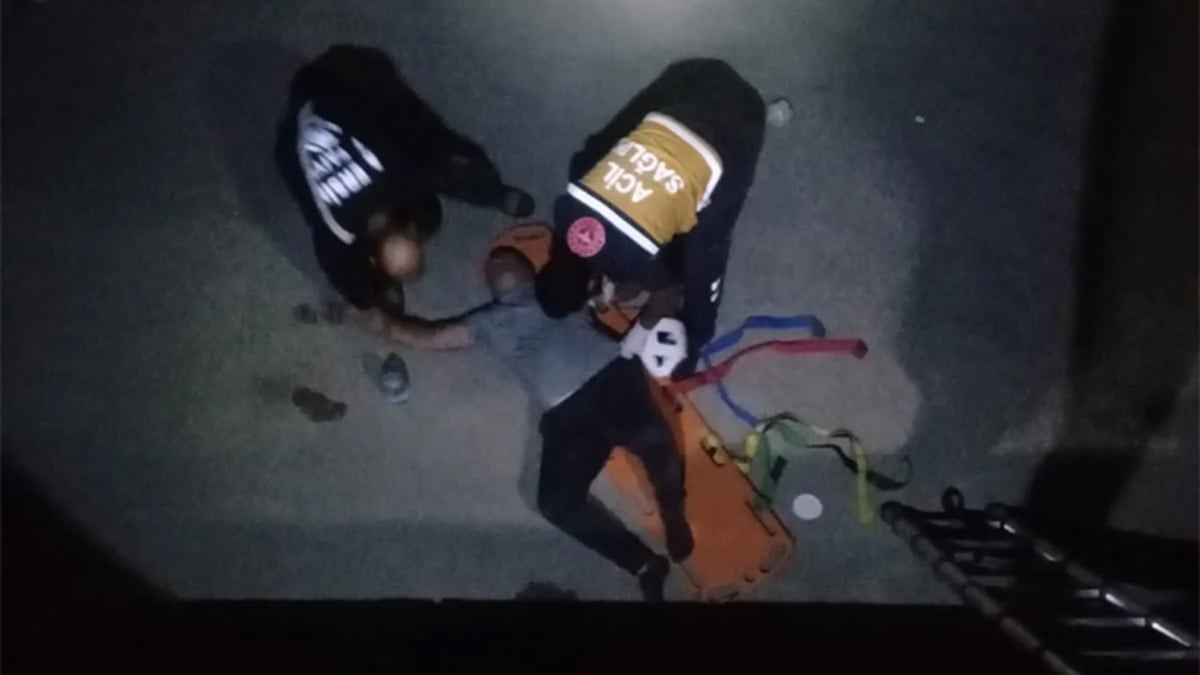 Mersin’de aracındaki arızayı kontrol etmek isteyen şahıs menfeze düştü