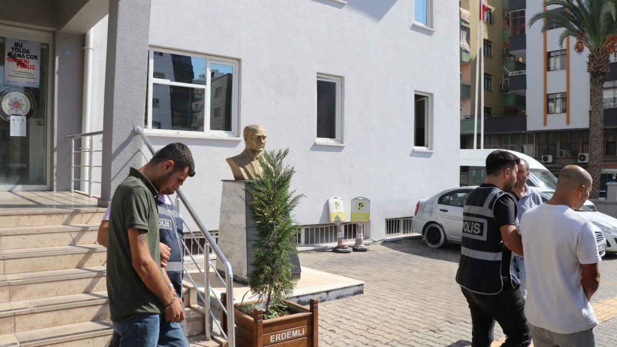 Mersin’de çaldıkları araçların şasi numaralarını değiştiren şüpheliler yakalandı