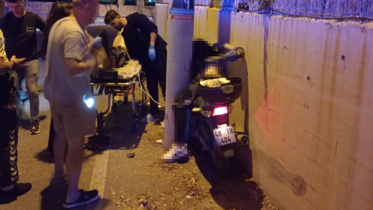 Muğla’da motosiklet sürücü elektrik direği ile istinat duvarı arasına sıkıştı