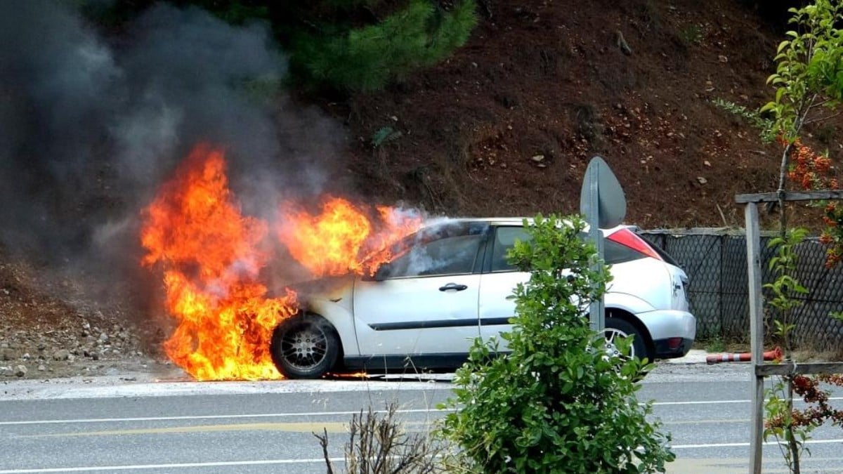 Muğla’da polis kontrolündeki araç alevlere teslim oldu